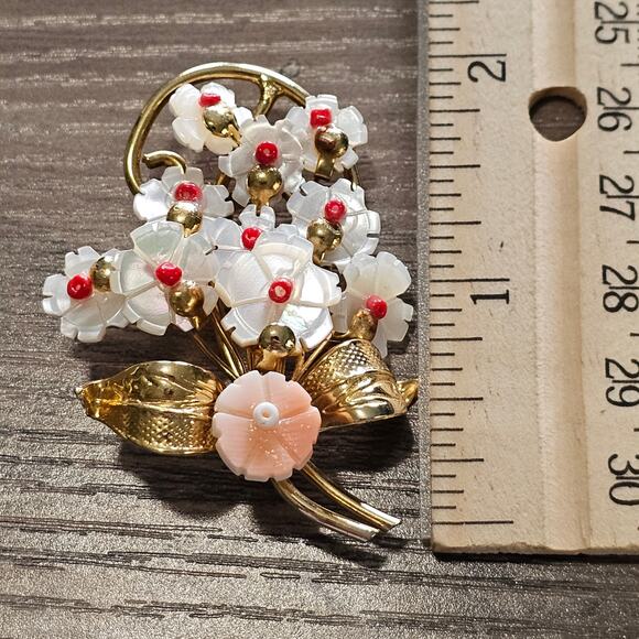 Vintage Mother of Pearl and Coral Flower Gold Brooch - Picture 3 of 4